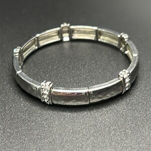Women’s vintage silver tone hammered texture crystal bracelet one size stretches